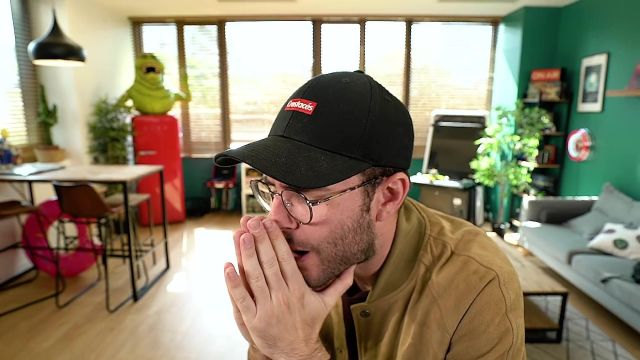 The cap crustaceans worn by Cyprian, who in his latest YouTube video, The tv must stop it. the 17/04/2019