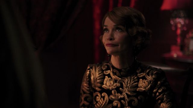 La robe à broderies dorées Alice + Olivia portée par Penelope Blossom (Nathalie Boltt) dans Riverdale S03E18