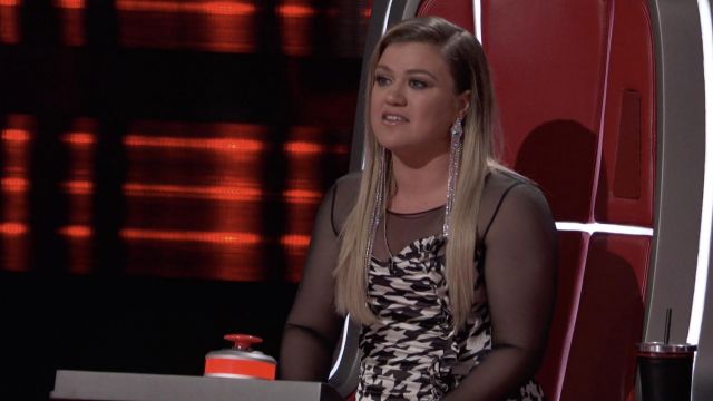Gucci Single Earring With Crystals worn by Kelly Clarkson on The Voice April 15, 2019
