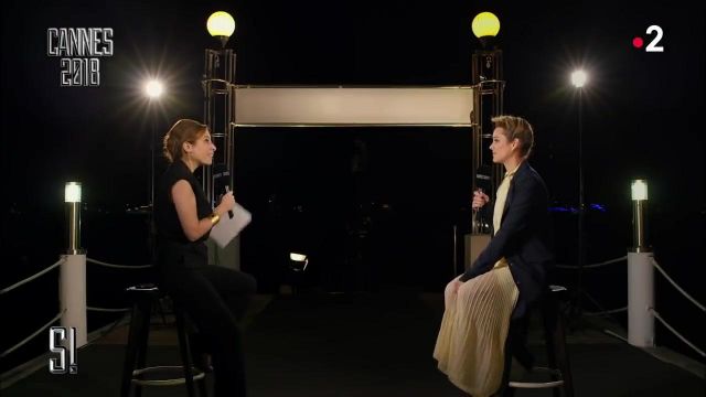 La robe longue plissé beige du Festival de Cannes 2018 portée par Marion Cotillard dans L'interview de Marion Cotillard - Stupéfiant !