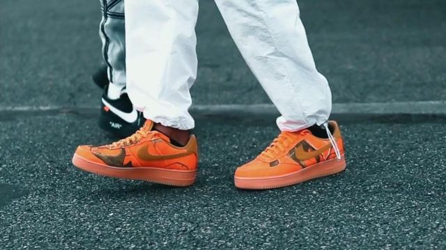 El par de Nikes naranjas de Koba LaD en su hazaña RR 9.1. Niska