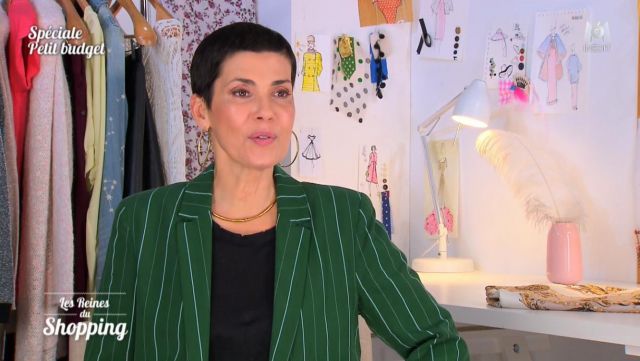 La Veste tailleur verte à rayures blanches de Cristina Córdula dans Les reines du shopping