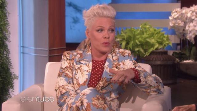 Stine Goya Florence imprimé floral cady blazer porté par P!nk sur Le Ellen DeGeneres Show le 22 avril 2019