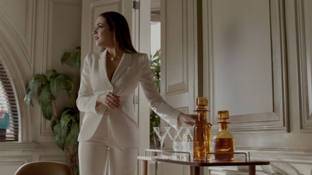 Le blazer blanc Alexander McQueen de Fallon Carrington (Elizabeth Gillies) dans Dynastie (S02E17)