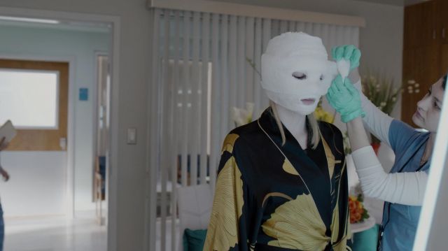 La robe de chambre en soie à fleurs Natori de Alexis Carrington (Nicollette Sheridan) dans Dynastie S02E17