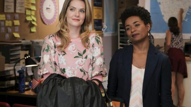 Le pull rose à fleurs Alice + Olivia de Sutton Brady (Meghann Fahy) dans De celles qui osent (S03E03)