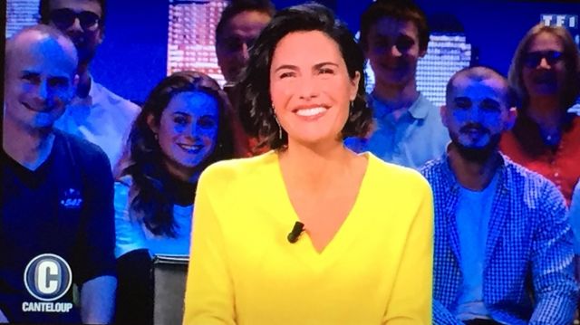 Le pull col V jaune porté par Alessandra Sublet dans C Canteloup du 24.04.2019