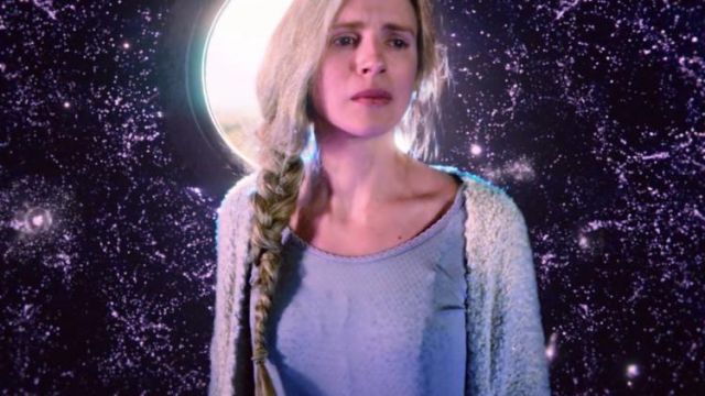 Cárdigan de suéter borroso usado por Prairie Johnson (Brit Marling) en The OA (S01E04)