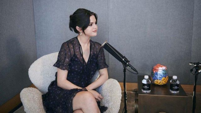 L'entraîneur de rose éparpillés imprimer robe portée par Selena Gomez pour l'Entraîneur : Le Rêve Réel Podcast - Saison