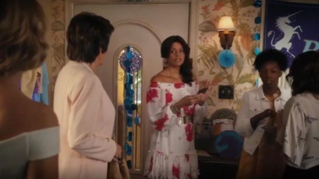 Betsey Johnson Off The Shoulder Vestido floral de gasa usado por Xiomara Villanueva (Andrea Navedo) en Jane the Virgin (S05E05)
