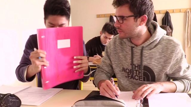Le sweatshirt à capuche The North Face porté par Cyprien dans sa vidéo YouTube L'école