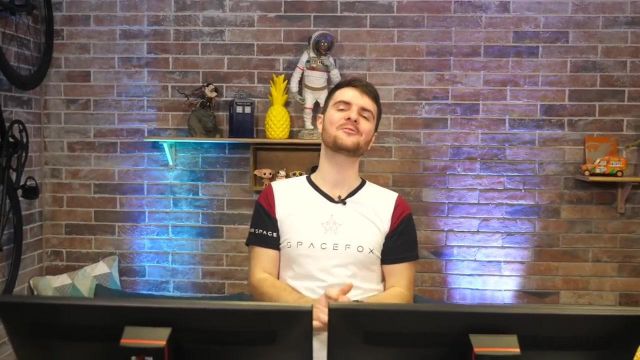 Le t-shirt Spacefox porté par Amixem dans sa vidéo YouTube ES­SAYEZ DE NE PAS RE­GAR­DER CHAL­LENGE #3 ft. JOYCA