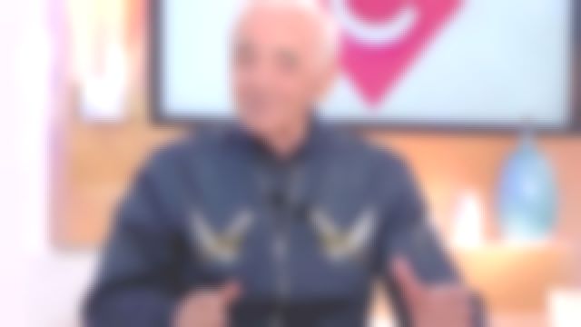 Le blazer bomber porté par Charles Aznavour dans C à vous