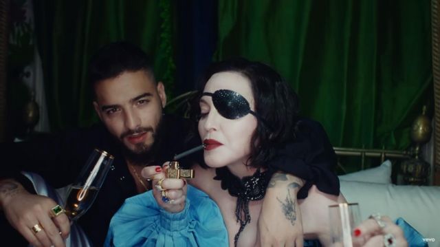 Le briquet doré de Madonna dans son clip Medellín avec Maluma