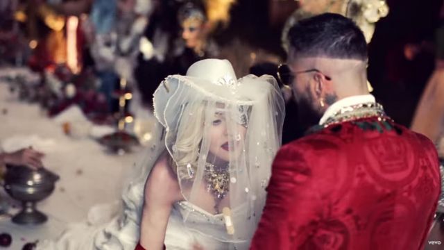 La chapeau de mariée de Madonna dans son clip Medellín avec Maluma