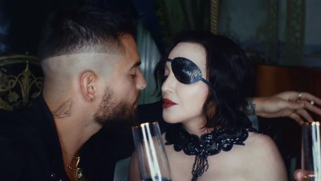Le collier noir de Madonna dans son clip Medellín avec Maluma