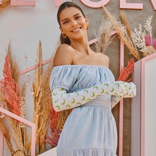 La robe bleue de Kendall Jenner sur le compte Instagram de @Revolve