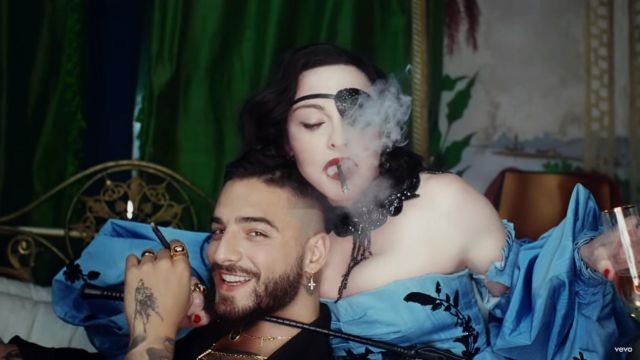 La boucle d'oreille croix argentée de Maluma dans son clip Medellín avec Madonna