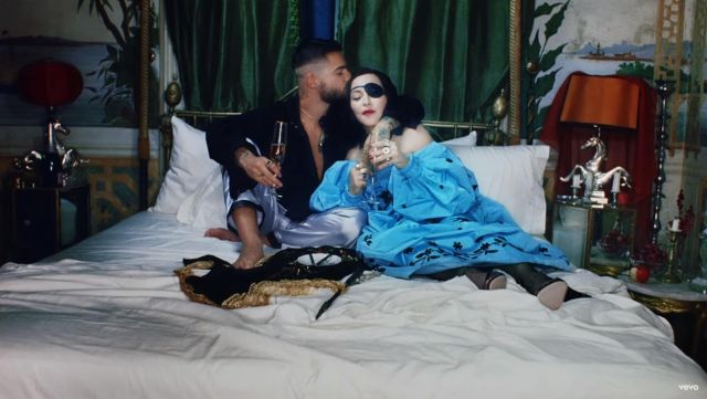 La robe bleue bouffante de Madonna dans son clip Medellín avec Maluma
