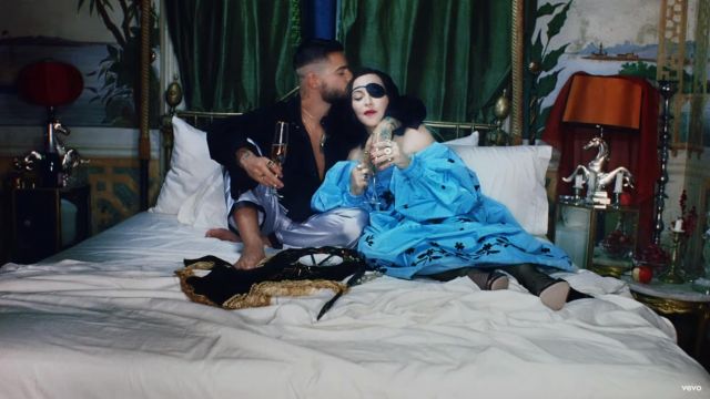 Madonna blue hors-la-épaule robe comme on le voit dans la vidéo de musique de Medellín