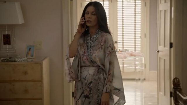 Christine Dessins Nightingale Longue imprimé Floral Robe de Soie porté par Vicki Ellis (Catherine Zeta-Jones) dans la Reine de l'Amérique (S01E01)