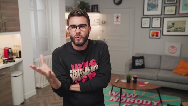 Le sweatshirt IRASSHAIMASE porté par Cyprien dans sa vidéo YouTube REGARDER DES SÉRIES