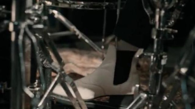 Les bottines blanches portées par Roger Taylor (Ben Hardy) dans Bohemian Rhapsody