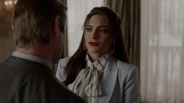 La blouse rayée à nœud Chloe de Cristal Jennings (Ana Brenda Contreras) dans Dynastie (S02E18)