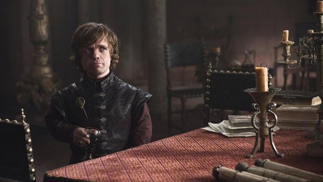 Le verre de Tyrion Lannister (Peter Dinklage) dans Juegos de Tronos S02E03