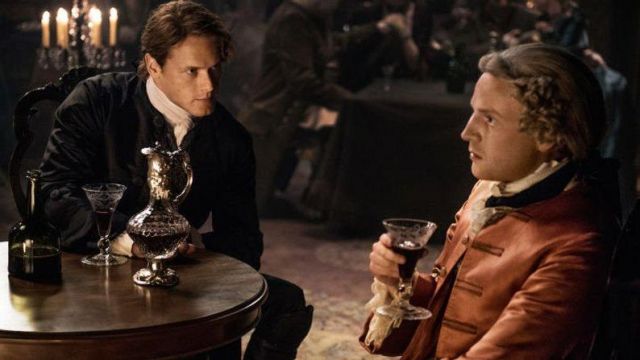 La réplique du verre à vin de Charles Stuart (Andrew Gower) dans Outlander S02E02