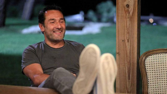 The gray t-shirt of Eric (Gilles Lellouche) in We will end up together