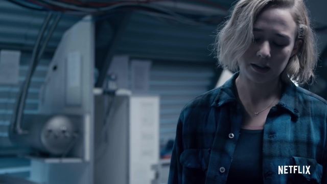 La chemise à carreaux bleu de Simone (Alba August) dans The Rain (S02)
