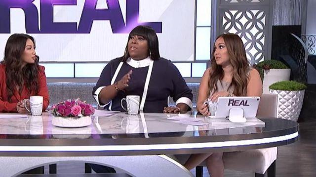 Ming Wang Bow Neck Shift Dress worn by Loni Love on The Real Talk Show March 2019