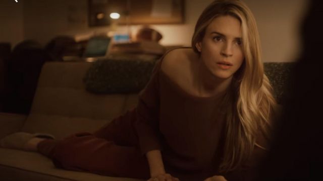 The shoulder sweater bare Prairie Johnson (Brit Marling) in The OA (S02E02)