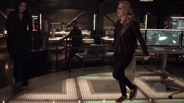 Vince Warren Suede Plate-forme de Skate Baskets portées par Felicity Smoak (Emily Bett Rickards) dans la Flèche (S07E20)