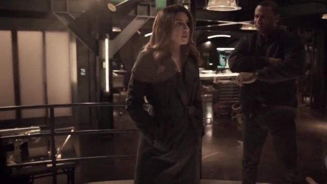 Burberry Kensington Long Trench porté par Dinah Drake (Juliana Harkavy) dans la Flèche (S07E20)