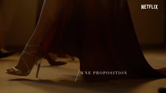 The heeled sandals silver Anne (Renée Zellweger) in the WHAT / IF Season 1