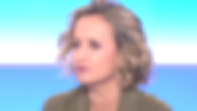 Le chemisier porté par Caroline Roux dans C dans l'air du 19 avril 2019
