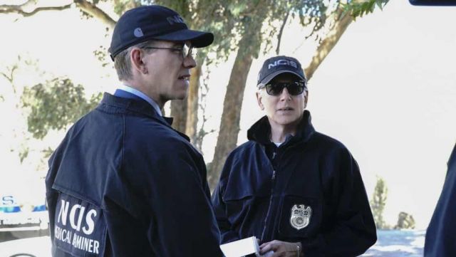 La casquette NCIS portée par Leroy Jethro Gibbs (Mark Harmon) dans NCIS : En­quêtes Spé­ciales S15E13