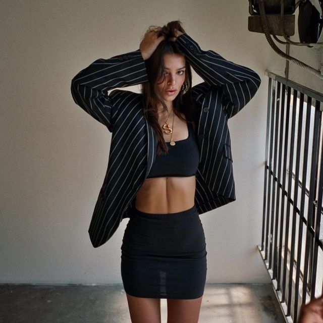 The blazer oversize worn by Emily Ratajkowski on his account Instagram