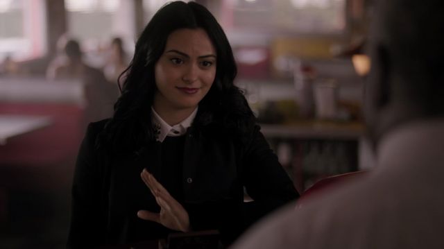 Le manteau noir Zara à col fourrure de Veronica Lodge (Camila Mendes) dans Riverdale (S03E20)