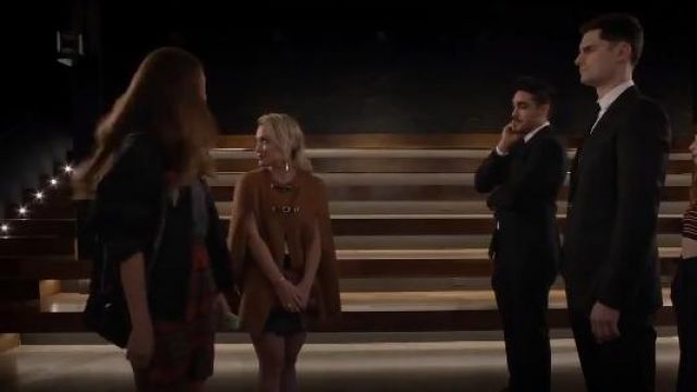 Zara Fait Main Cape portée par Kelsey Peters (Hilary Duff) chez les Jeunes (S02E03)