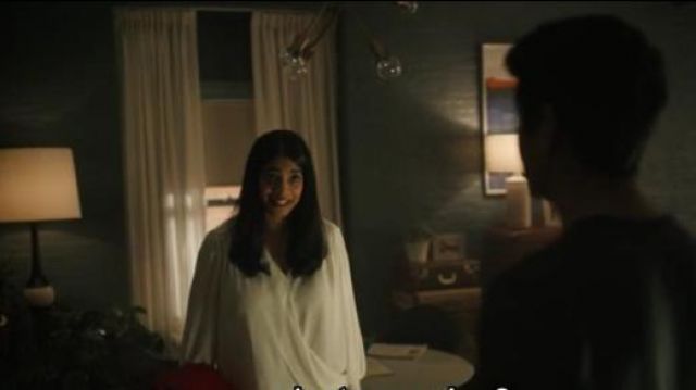 L'Agence wrap front chemisier porté par Rena (Amara Karan) dans La Twilight Zone (S01E01)
