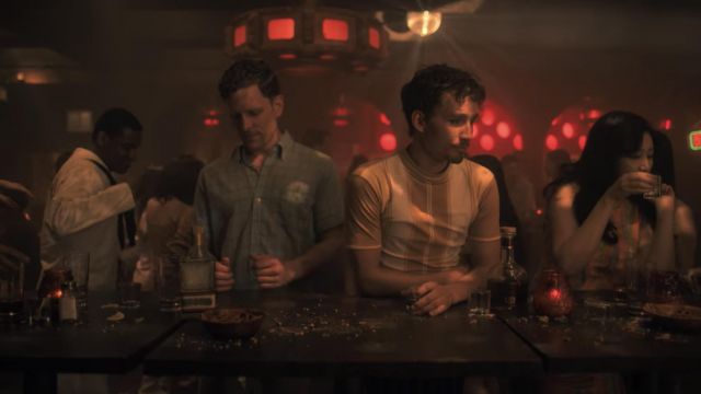 Striped top worn by Klaus Hargreeves (Robert Sheehan) in The Umbrella Academy S01E06