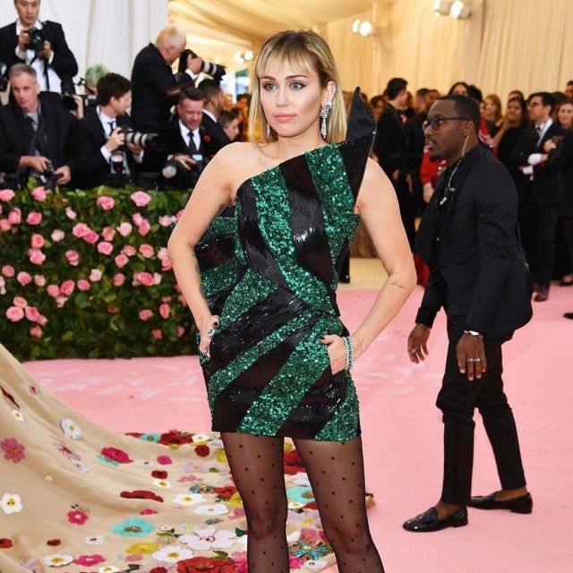 The green dress and black sequins of Miley Cyrus on the account instagram @themetgalaofficial
