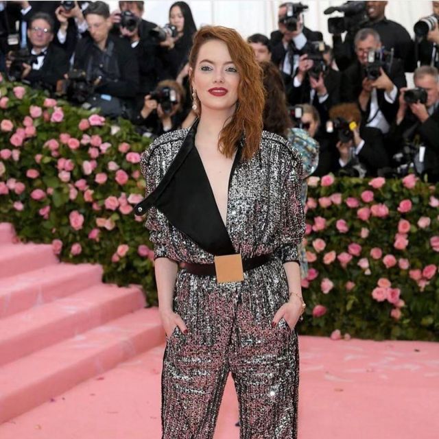 The combi-pants with sequins of Emma Stone on the account instagram @themetgalaofficial