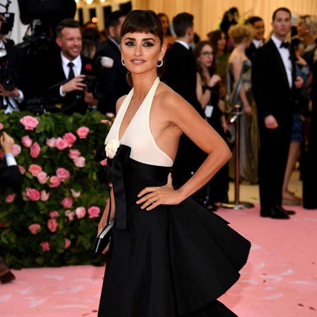 The creoles of silver of Penélope Cruz on the account instagram @themetgalaofficial