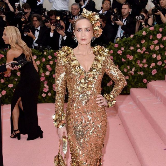 The crown of gold leaves of Emily Blunt on the account instagram @themetgalaofficial