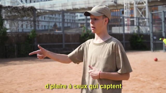 Le t-shirt brun ample de Seb la Frite dans la vidéo YouTube FREESTYLE DE POTES de Squeezie feat. Seb & Maxenss