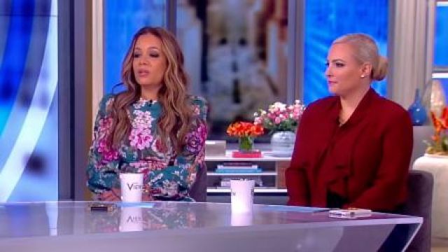 Blusa Elie Tahari Jurnee usada por Sunny Hostin en The View 03 de mayo de 2019